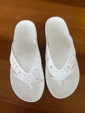 CROCS Kids White Classic Flip Sandals - Lightweight Slip-On